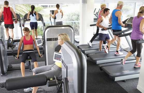 photodune-12459120-elevated-view-of-busy-gym-with-people-exercising-on-machines-xs