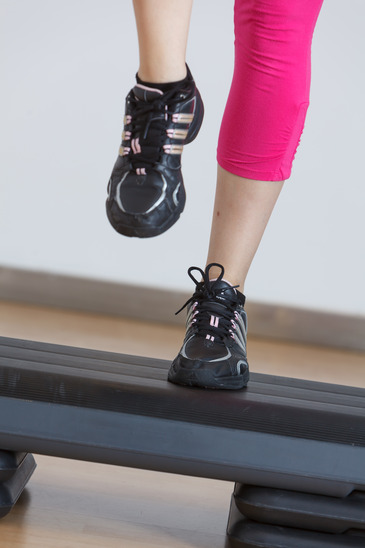 photodune-4000179-close-up-of-feet-in-step-equipment-at-gym-xs
